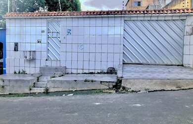 Imagem: A casa possui 3 Dormitórios, 2 Banheiros, 2 Vagas na garagem