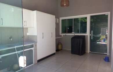 Imagem: A casa em condomínio possui 3 Dormitórios, 2 Banheiros, 4