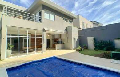 Imagem: A casa em condomínio possui 4 Dormitórios, 5 Banheiros, 3