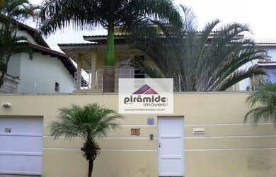 Imagem: A casa possui 4 Dormitórios, 4 Banheiros, 5 Vagas na garagem