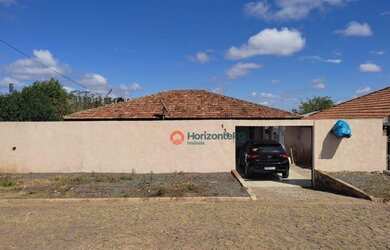 Imagem: A casa possui 3 Dormitórios, 1 Banheiro, 5 Vagas na garagem