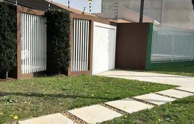 Imagem: A casa possui 3 Dormitórios, 2 Banheiros, 5 Vagas na garagem