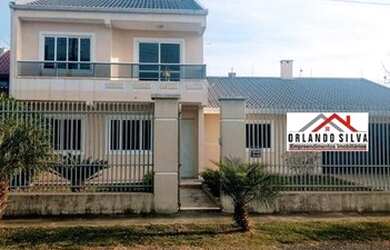 Imagem: A casa possui 3 Dormitórios, 3 Banheiros, 4 Vagas na garagem