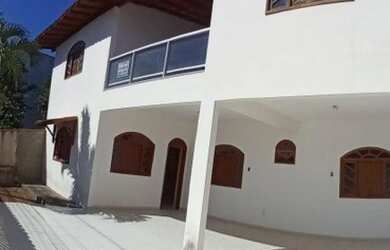 Imagem: A casa possui 4 Dormitórios, 2 Banheiros, 2 Vagas na garagem