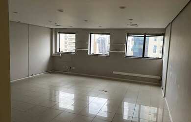 Imagem: O depósito possui 1 Vaga na garagem, 49m² de Área e está