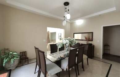 Imagem: A casa em condomínio possui 4 Dormitórios, 4 Banheiros, 4