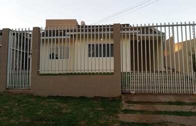 Imagem: A casa possui 4 Dormitórios, 4 Banheiros, 3 Vagas na garagem