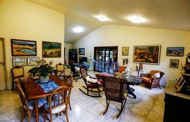 Imagem 7: Três casas, 6 quartos, inseridas em uma área verde de 3.500 metros,...