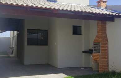 Imagem: A casa possui 3 Dormitórios, 1 Banheiro, 2 Vagas na garagem