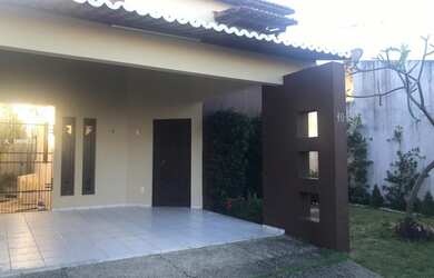 Imagem: A casa possui 3 Dormitórios, 2 Banheiros, 1 Vaga na garagem