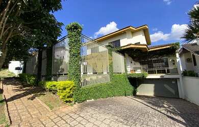 Imagem: A casa possui 1 Dormitório, 1 Banheiro, 1 Vaga na garagem