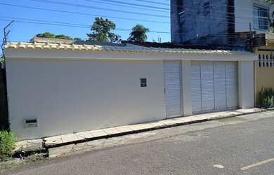 Imagem: A casa possui 3 Dormitórios, 2 Banheiros, 2 Vagas na garagem