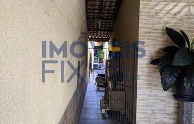 Imagem: A casa possui 3 Dormitórios, 2 Banheiros, 2 Vagas na garagem