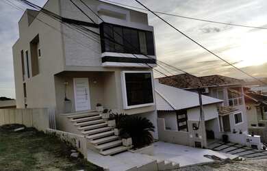 Imagem: A casa em condomínio possui 5 Dormitórios, 5 Banheiros, 3