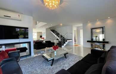 Imagem: A casa em condomínio possui 5 Dormitórios, 1 Banheiro, 2 Vagas