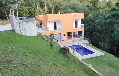 Imagem: A casa em condomínio possui 4 Dormitórios, 4 Banheiros, 2