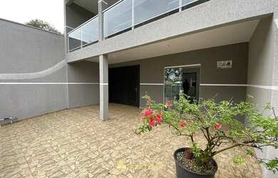 Imagem: A casa possui 3 Dormitórios, 2 Banheiros, 2 Vagas na garagem