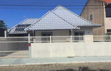 Imagem: A casa possui 3 Dormitórios, 1 Banheiro, 1 Vaga na garagem