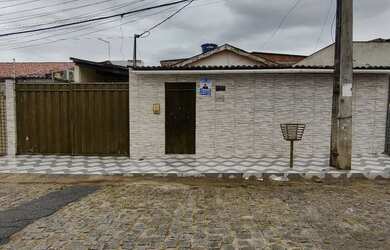 Imagem: A casa possui 4 Dormitórios, 3 Banheiros e Varanda e está