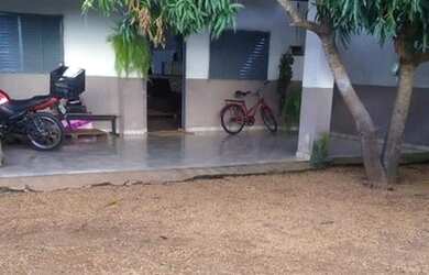 Imagem: A casa possui 2 Dormitórios, 1 Banheiro, 4 Vagas na garagem