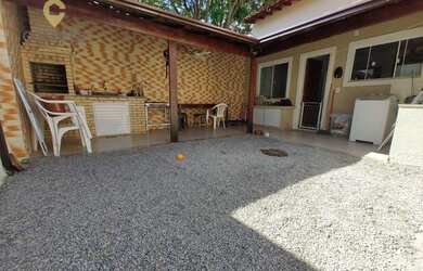 Imagem: A casa possui 3 Dormitórios, 1 Banheiro, 3 Vagas na garagem