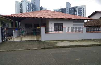 Imagem: A casa possui 3 Dormitórios, 1 Banheiro e 90m² de Área e