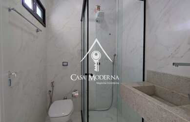 Imagem: A casa possui 3 Dormitórios, 3 Banheiros, 3 Vagas na garagem