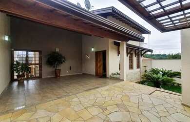 Imagem: A casa possui 3 Dormitórios, 3 Banheiros, 3 Vagas na garagem