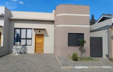 Imagem: A casa possui 3 Dormitórios, 2 Banheiros, 2 Vagas na garagem