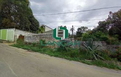 Imagem: A casa possui 3 Dormitórios, 2 Banheiros, 5 Vagas na garagem