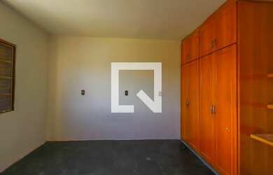 Imagem: A casa possui 3 Dormitórios, 2 Banheiros, 5 Vagas na garagem