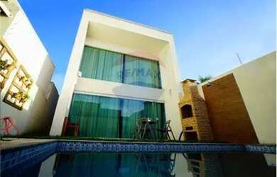 Imagem: A casa possui 3 Dormitórios, 3 Banheiros, 1 Vaga na garagem