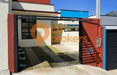 Imagem: A casa possui 3 Dormitórios, 2 Banheiros, 2 Vagas na garagem