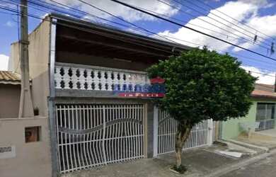 Imagem: A casa possui 3 Dormitórios, 2 Banheiros, 2 Vagas na garagem