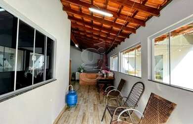 Imagem: A casa possui 4 Dormitórios, 3 Banheiros, 5 Vagas na garagem