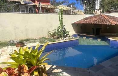 Imagem: A casa possui 4 Dormitórios, 4 Banheiros, 2 Vagas na garagem