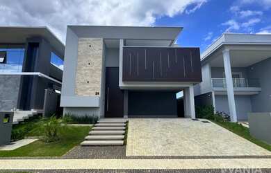 Imagem: A casa possui 4 Dormitórios, 2 Banheiros, 2 Vagas na garagem