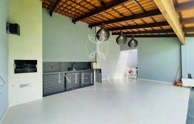 Imagem: A casa possui 3 Dormitórios, 4 Banheiros, 2 Vagas na garagem