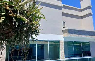 Imagem: A casa possui 5 Dormitórios, 5 Banheiros, 4 Vagas na garagem