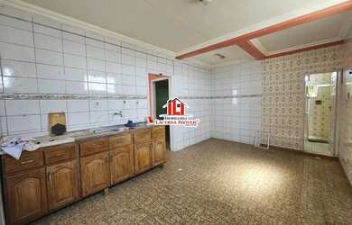 Imagem 8: Casa de Esquina no Dom Pedro 1 - Casa de esquina com um prédio