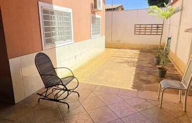 Imagem: A casa possui 2 Dormitórios, 2 Banheiros, 2 Vagas na garagem