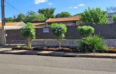 Imagem: A casa possui 3 Dormitórios, 1 Banheiro, 4 Vagas na garagem