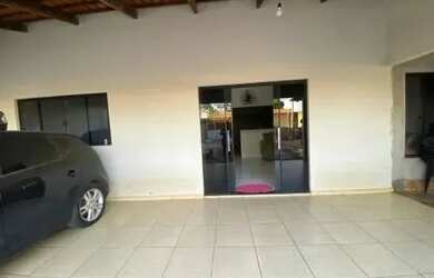 Imagem: A casa possui 3 Dormitórios, 2 Banheiros e 1 Vaga na garagem