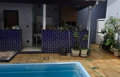 Imagem: A casa possui 3 Dormitórios, 3 Banheiros, 349m² de Área e