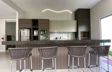 Imagem: A casa possui 1 Dormitório, 2 Banheiros, 4 Vagas na garagem