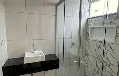 Imagem: A casa possui 3 Dormitórios, 2 Banheiros, 1 Vaga na garagem