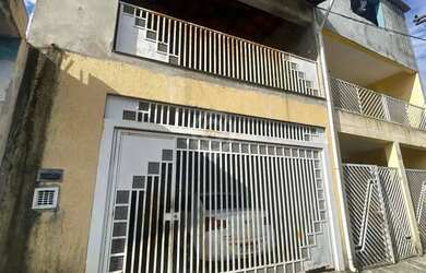 Imagem: A casa possui 2 Dormitórios, 2 Banheiros, 2 Vagas na garagem