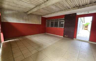 Imagem: A casa possui 2 Dormitórios, Acomodam 8 pessoas, 2 Vagas na