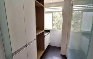 Imagem 3: O imóvel oferece 2 suítes, 1 banheiro, 1 escritório, 1 lavabo, 2 vagas...