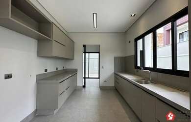 Imagem: A casa em condomínio à venda possui 3 Dormitórios, 5 Banheiros